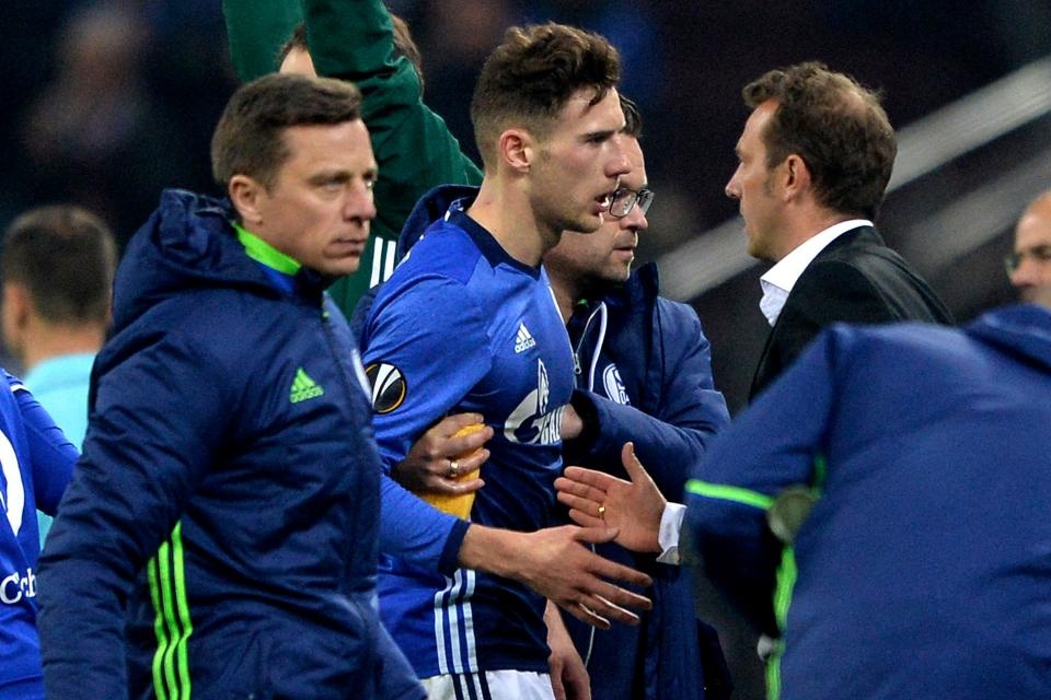 Non mua va vo cam, tien ve nguoi Duc van can rang thi dau hinh anh