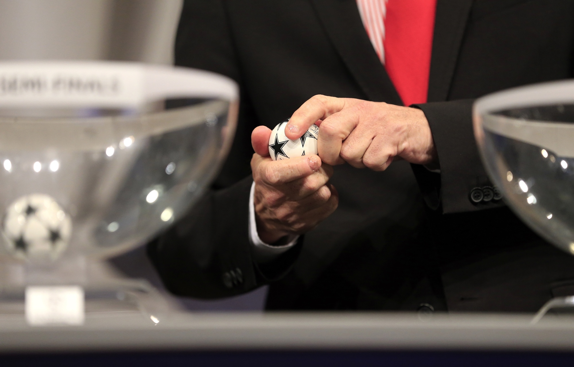 Nghi van le boc tham Champions League lai bi dan xep hinh anh