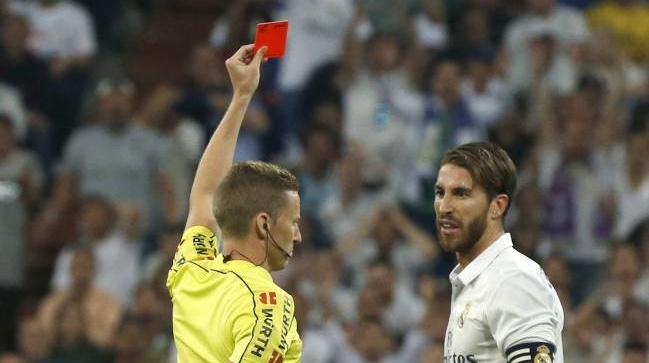 Hàng thủ tan nát, Zidane vào vai nhà phát minh ảnh 1 Hang thu tan nat, Zidane vao vai nha phat minh anh 1