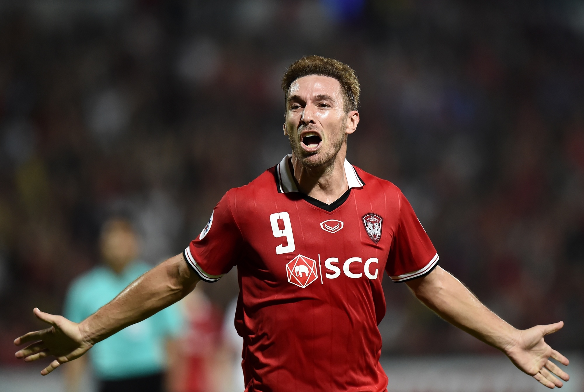 Muangthong lam rang danh bong da Thai Lan o san choi chau luc hinh anh