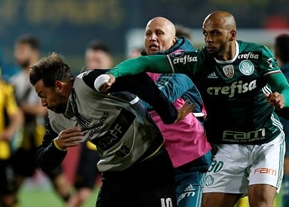 'Thung rac vang' Brazil dam cau thu Penarol o Copa Libertadores hinh anh