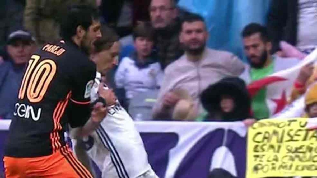 Nghi vấn trọng tài tưởng tượng penalty giúp Real Madrid ảnh 1 Nghi van trong tai tuong tuong penalty giup Real Madrid anh 1