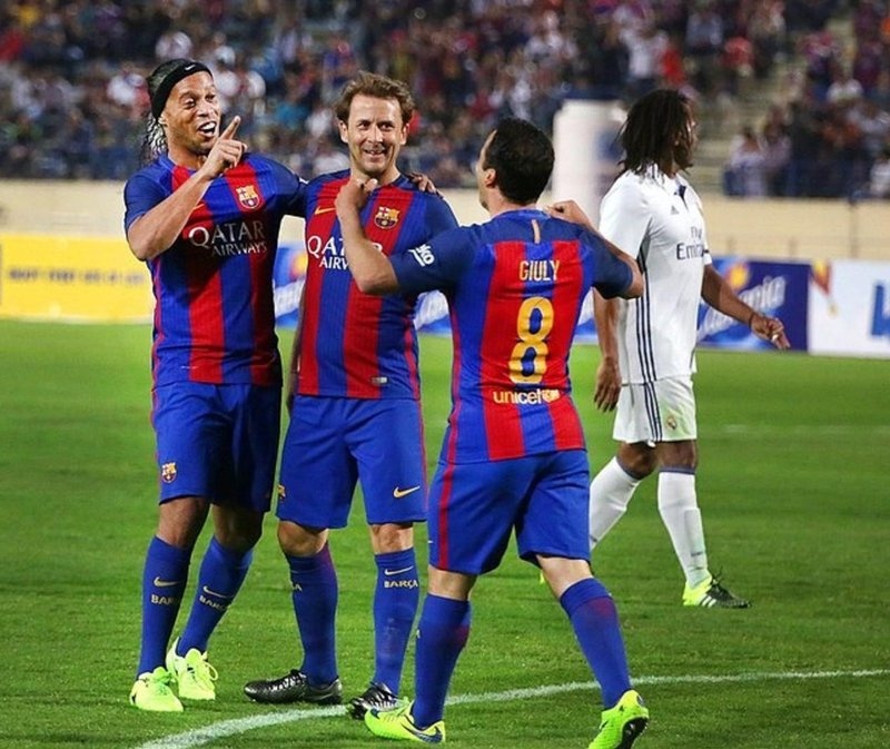 Ronaldinho kiến tạo ma thuật giúp Barca hạ Real ảnh 1 Ronaldinho kien tao ma thuat giup Barca ha Real anh 1