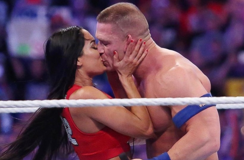 Nu do vat goi cam mang tin buon cho khan gia WWE hinh anh