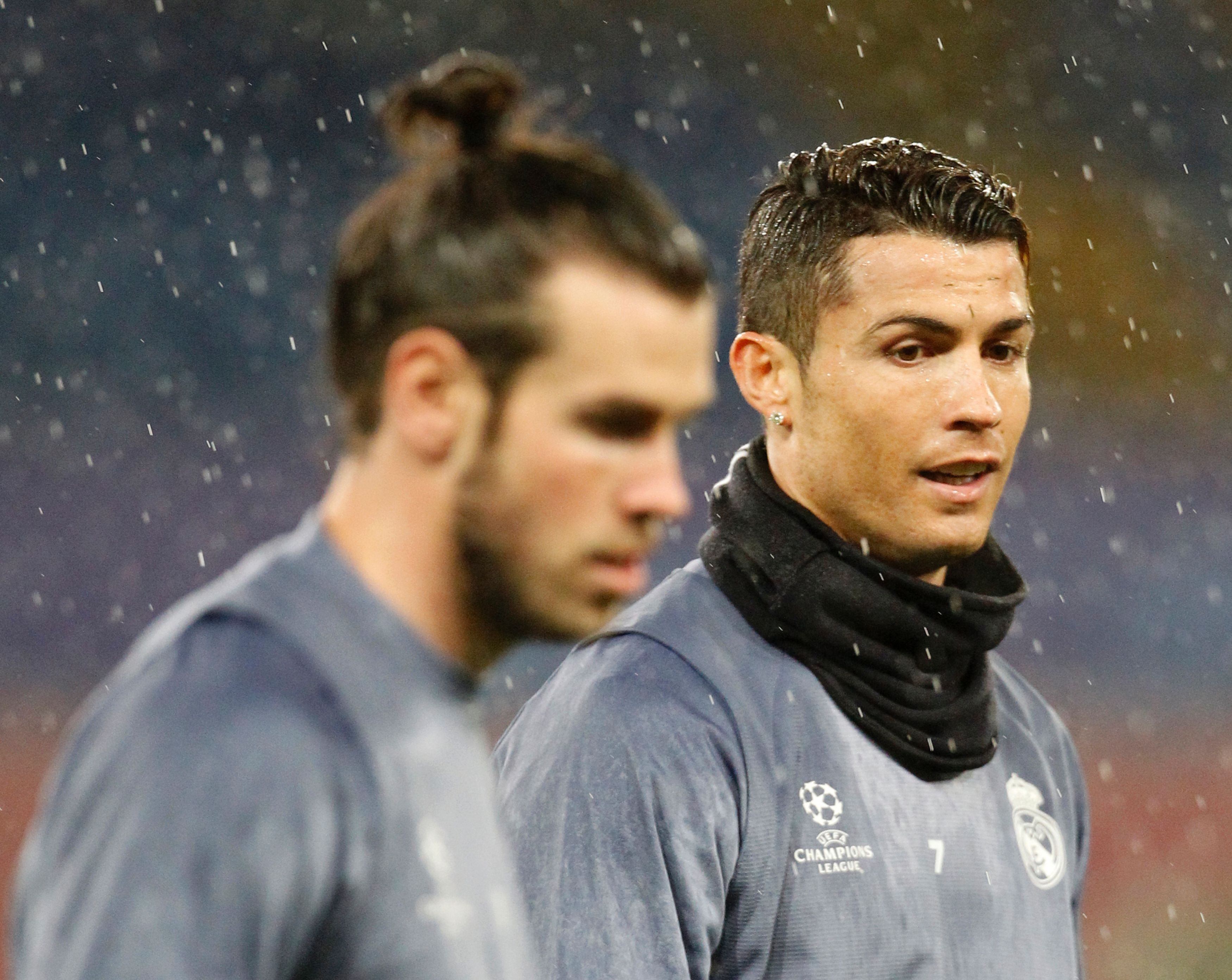 Chong Ronaldo, Gareth Bale nhan cai ket dang hinh anh