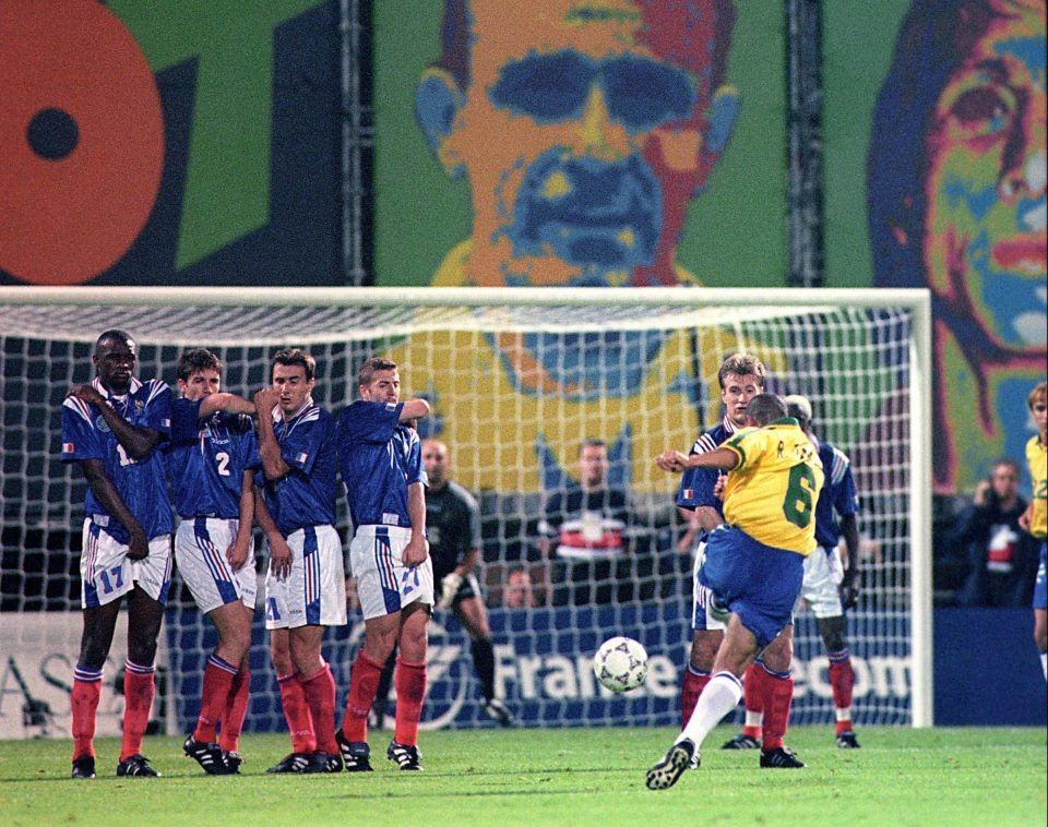 Pha sut phat kinh dien cua Roberto Carlos hinh anh