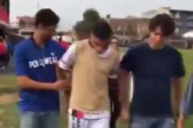 Cau thu bi canh sat bat ngay trong san hinh anh