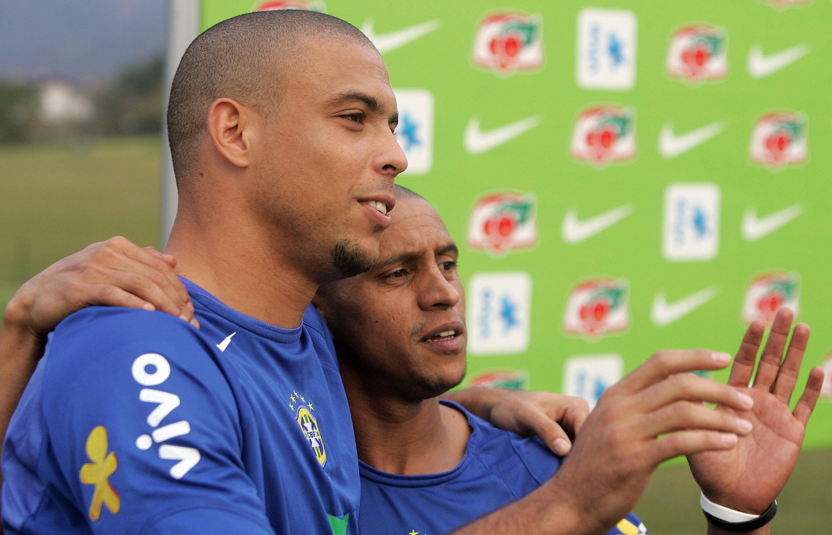 Roberto Carlos: 'Toi ngu voi Ronaldo con nhieu hon voi vo' hinh anh