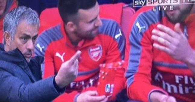 Nham nhi chocolate, thanh vien Arsenal biet truoc se thang MU hinh anh