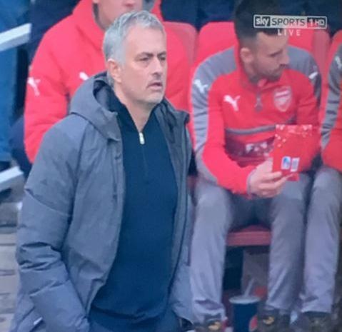 Ban huấn luyện Arsenal thỏa thích nhâm nhi sôcôla ăn mừng sớm trước MU ảnh 1 Ban huan luyen Arsenal thoa thich nham nhi socola an mung som truoc MU anh 1