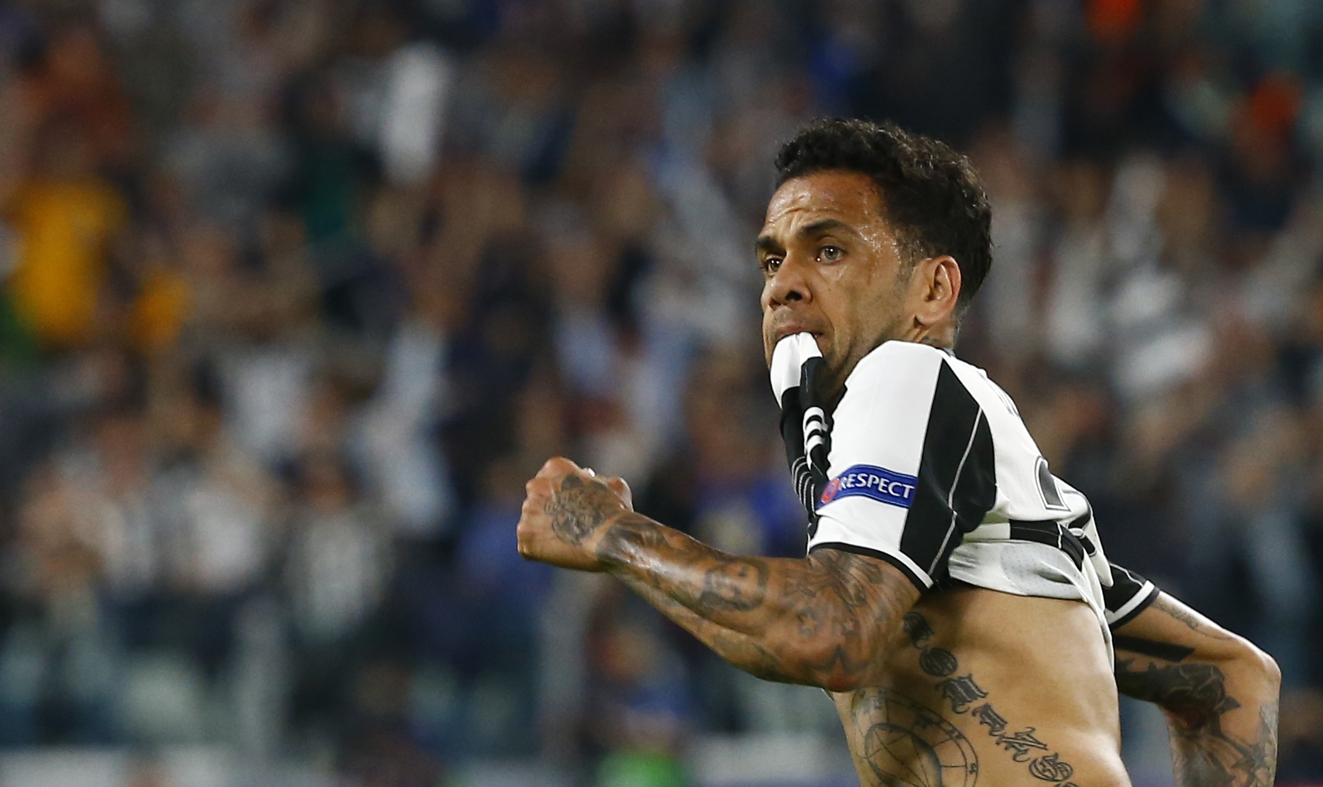 Voi Dani Alves, Juventus tim thay 'Messi 0 dong' hinh anh