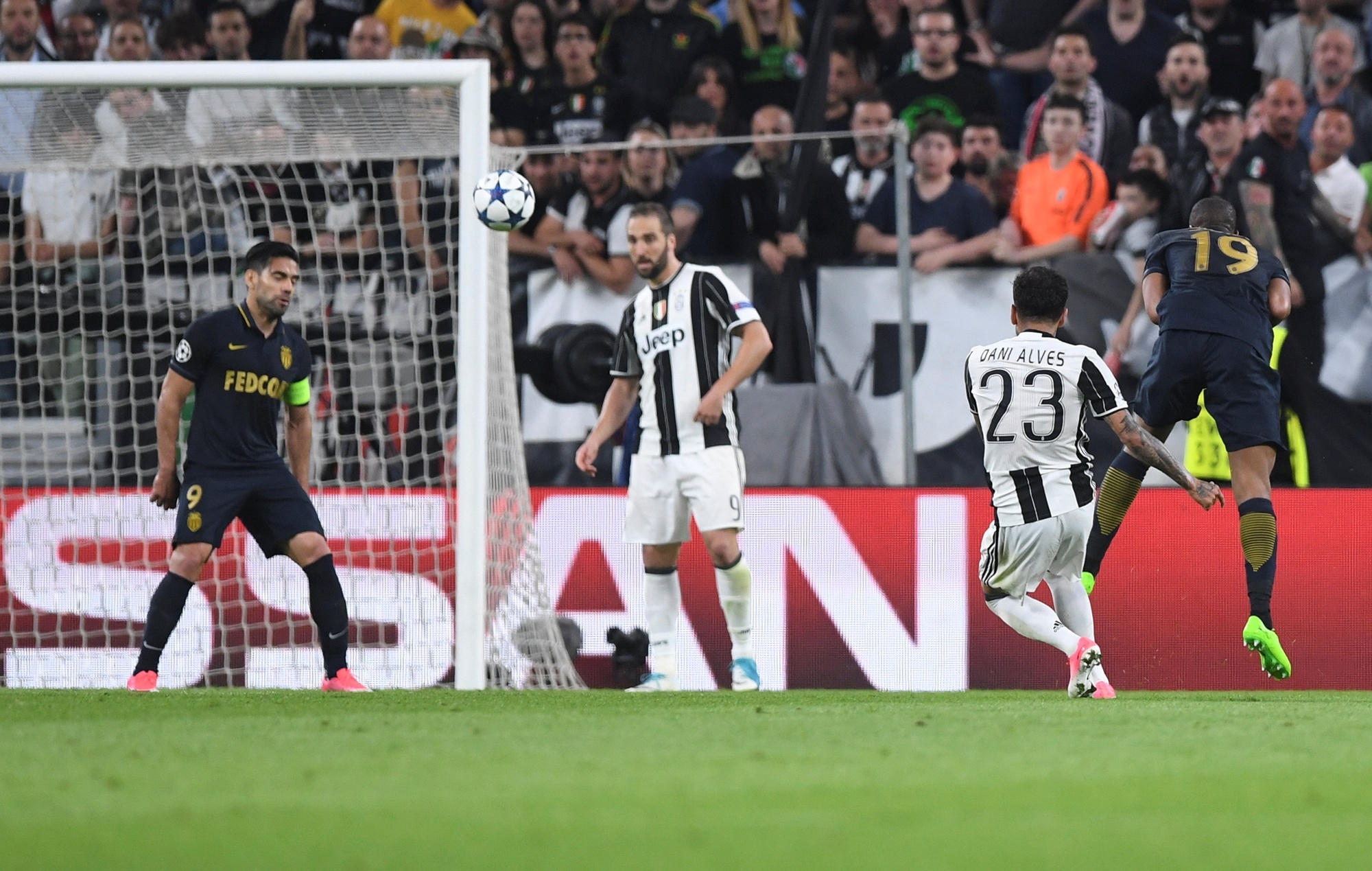 Voi Dani Alves,  Juventus da tim thay 'Messi 0 dong' anh 2