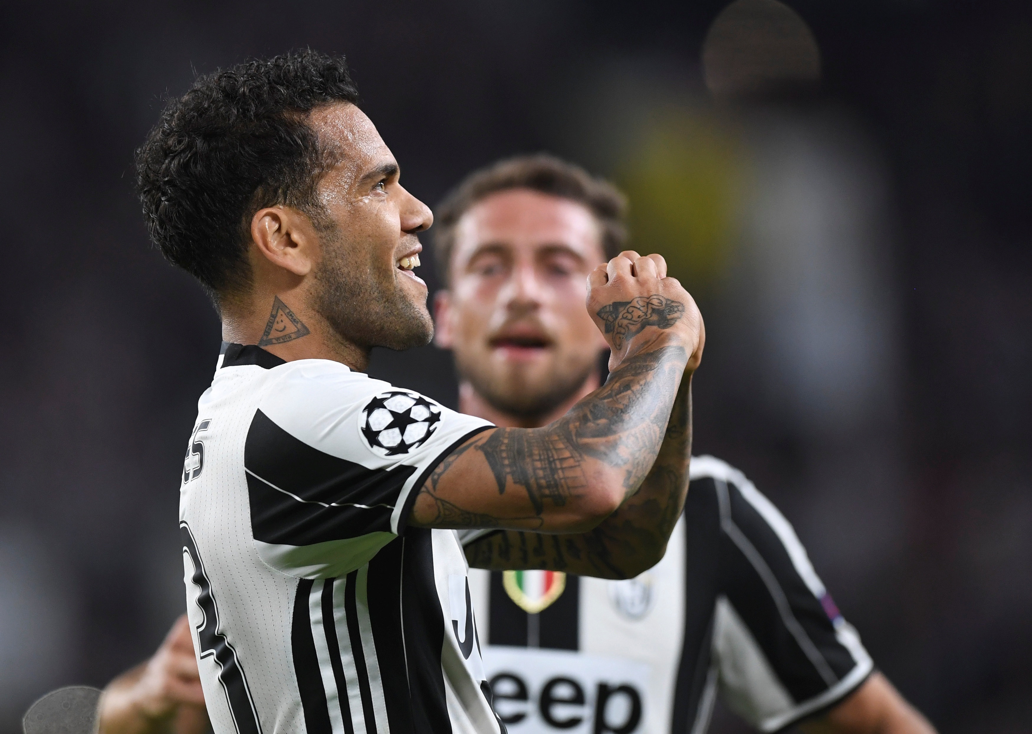 Voi Dani Alves,  Juventus da tim thay 'Messi 0 dong' anh 1