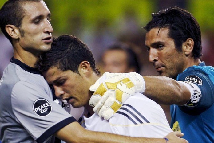 Bao Italy: Ronaldo nen coi chung Buffon hinh anh
