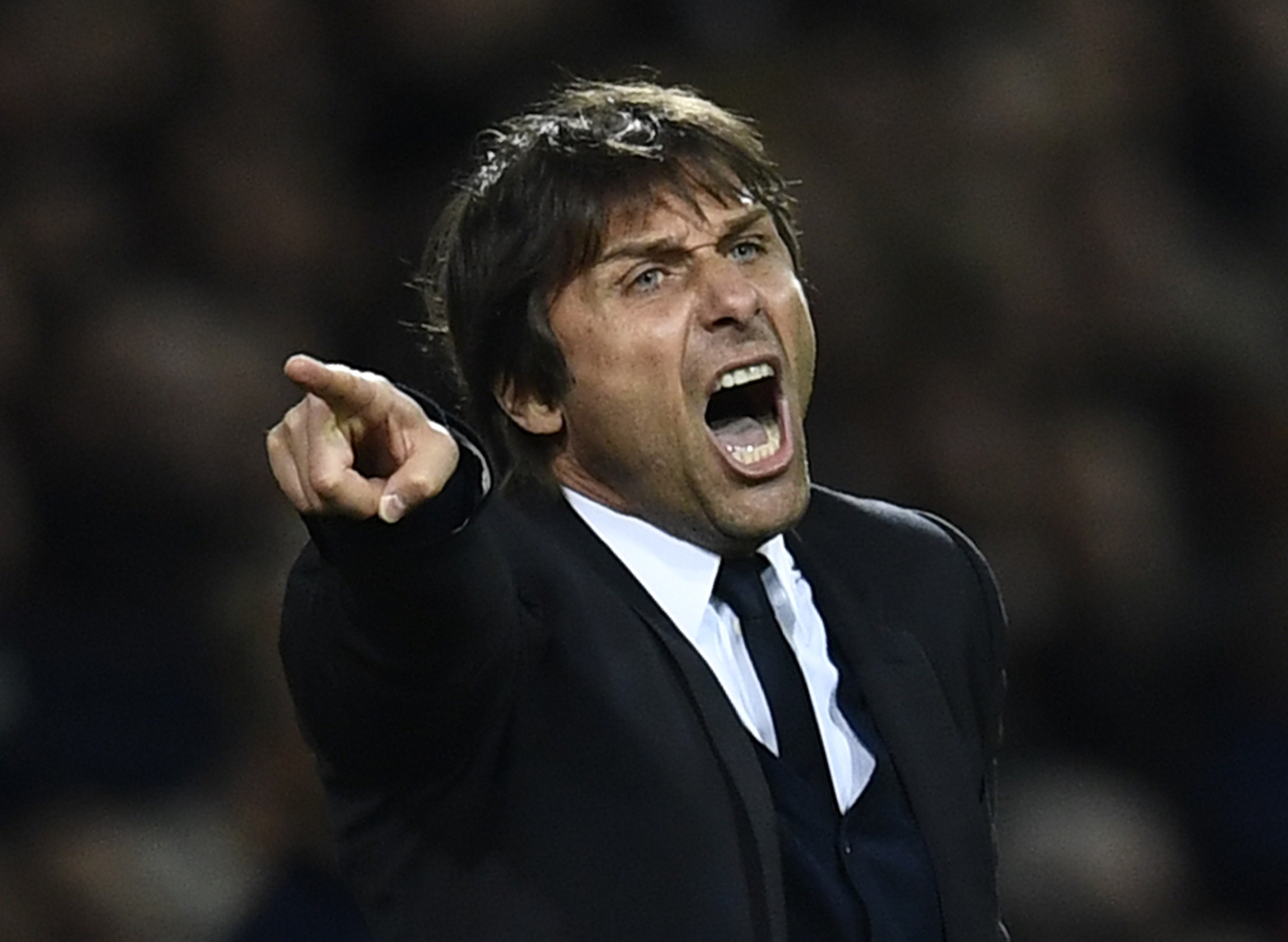 Sau tien bac, HLV Conte duoc Chelsea cap them quyen luc hinh anh