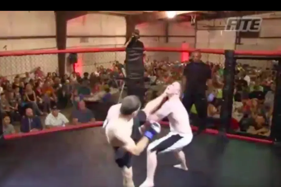 Cu da khien doi thu nam san chi trong 4 giay hinh anh