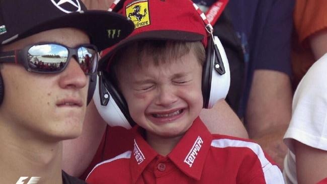 Fan nhi khoc nuc no truoc that bai cua ngoi sao lang F1 hinh anh