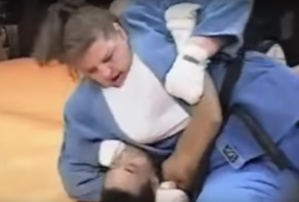 Nguoi khong lo Judo danh bai vo si MMA hinh anh