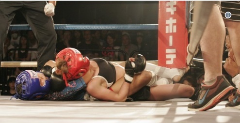 Nu vo si MMA 12 tuoi ha doi thu 24 tuoi hinh anh