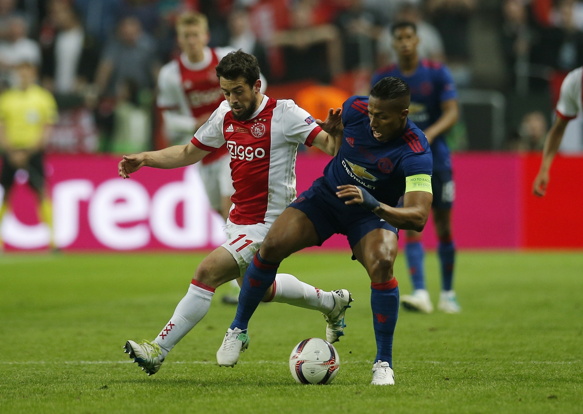 MU giu cong than,  Man City kich hoat bom tan ky luc CLB anh 1