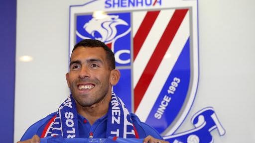 Carlos Tevez che bong da Trung Quoc kem chau Au 50 nam anh 1