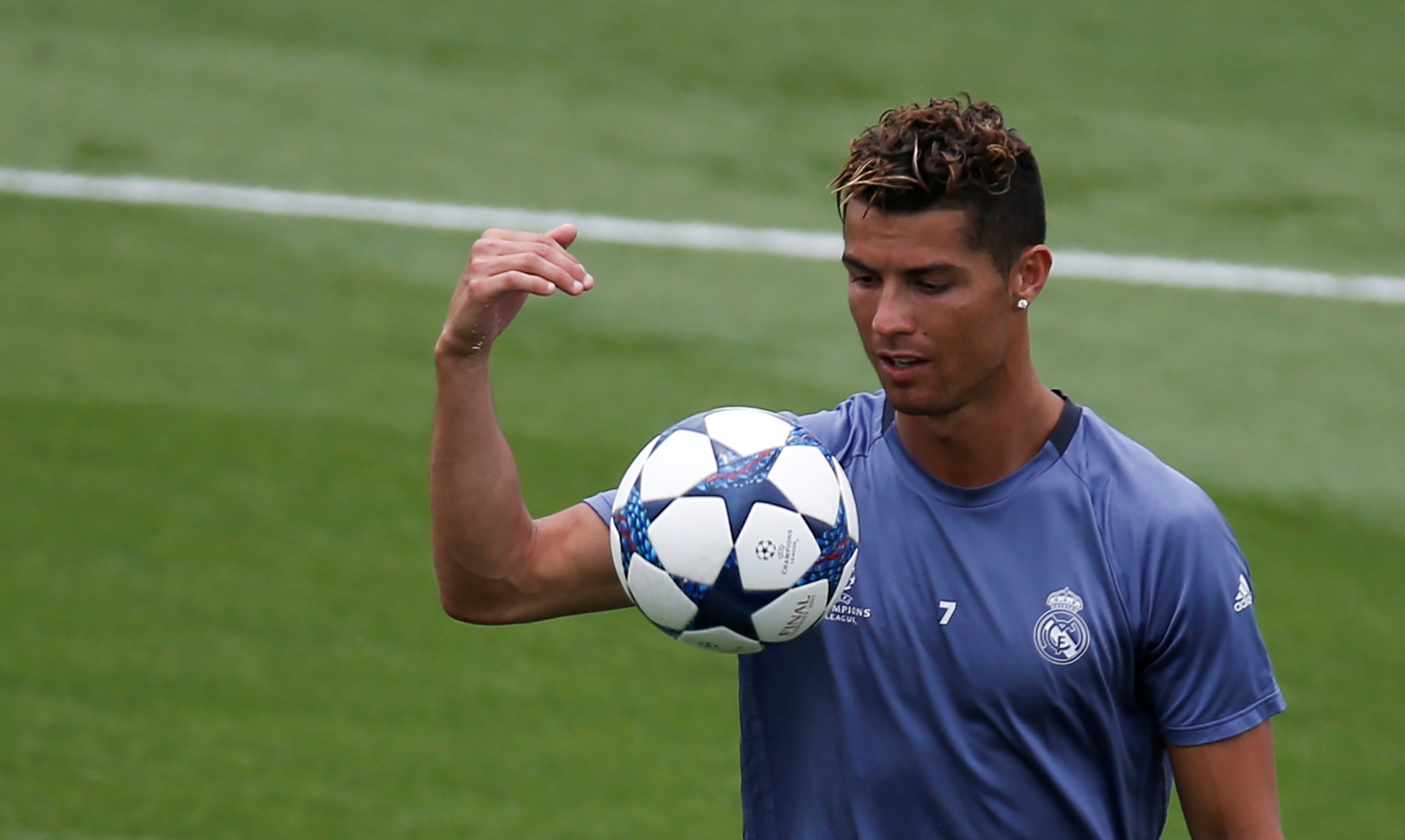 Zidane giup Ronaldo vi dai hon bang vai loi noi hinh anh