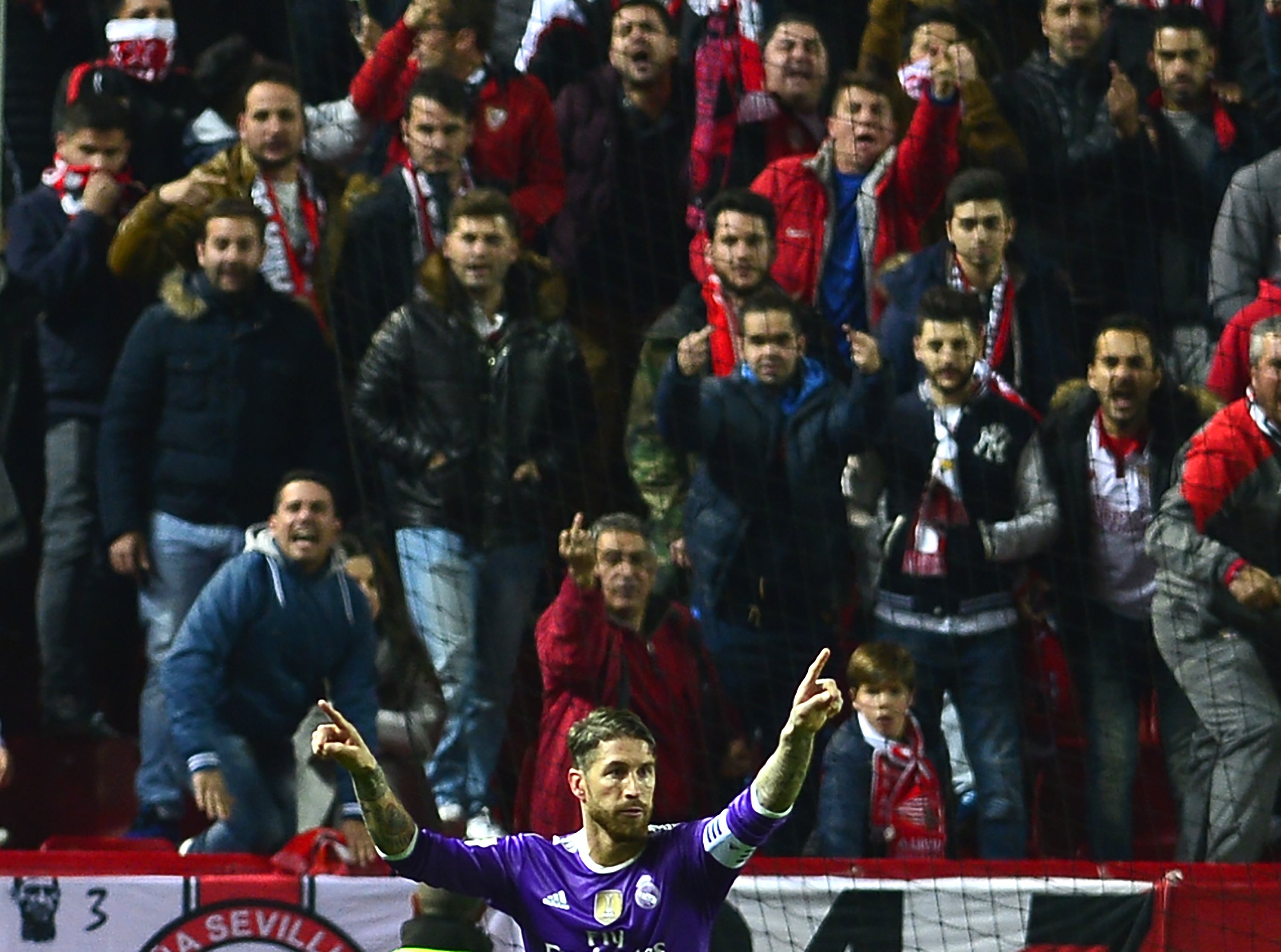 Thu han giua Sergio Ramos va Dani Alves anh 3