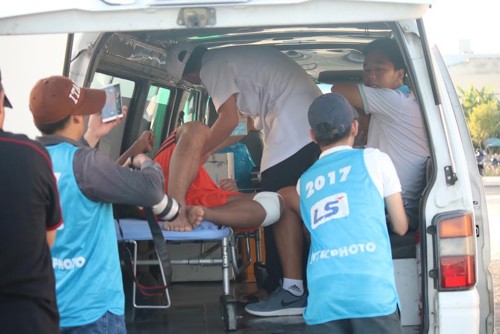 Tan binh tuyen Viet Nam bi gay xuong suon anh 1