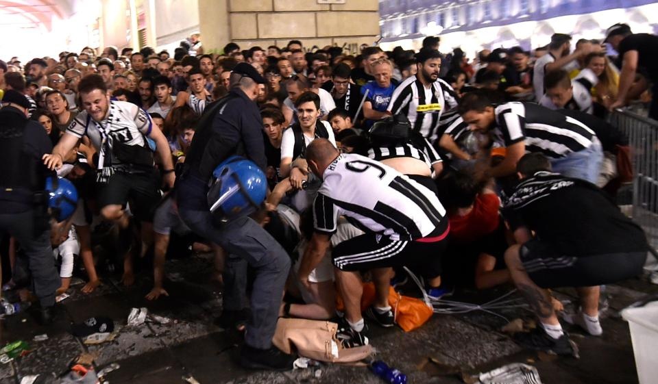 No o fanzone Turin,  fan Juventus bo chay tan loan anh 6