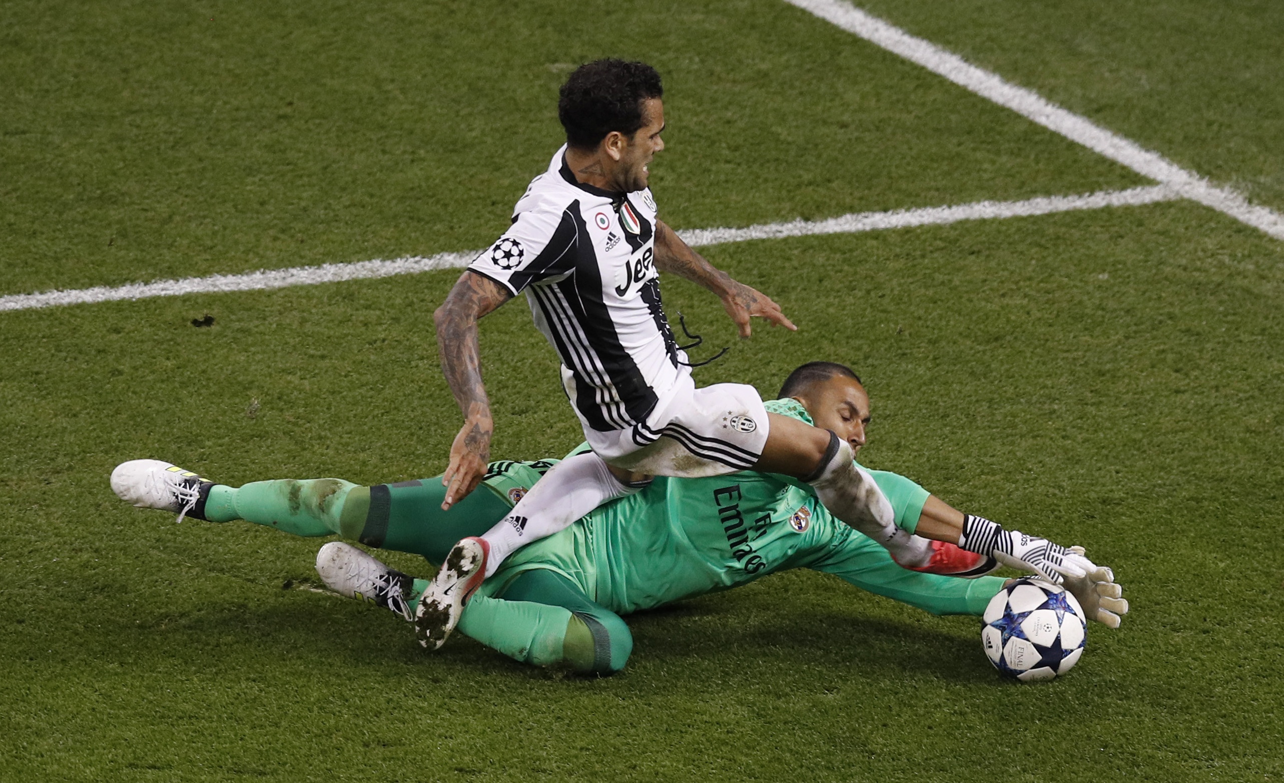 Noi bo Real Madrid gian tiep khien vu De Gea do be? anh 1