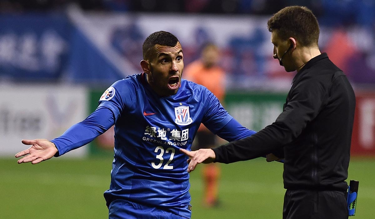 Nua trieu bang doi lay su luoi nhac cua Tevez hinh anh