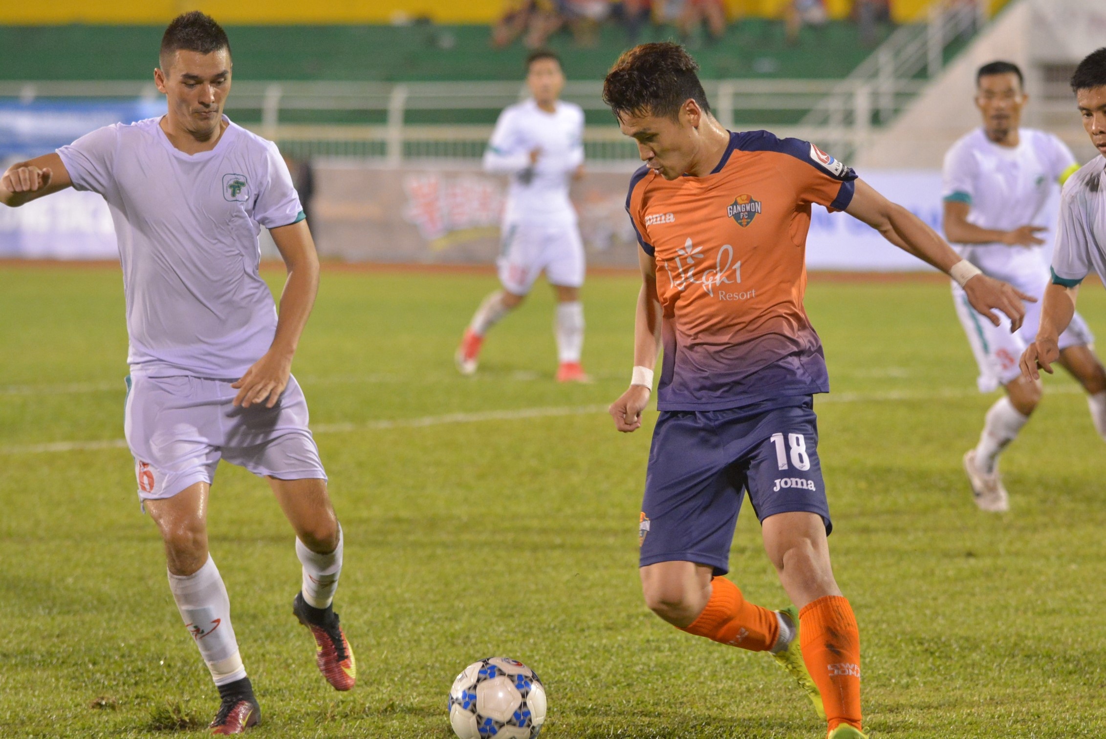 Gangwon FC vs TP.HCM anh 3