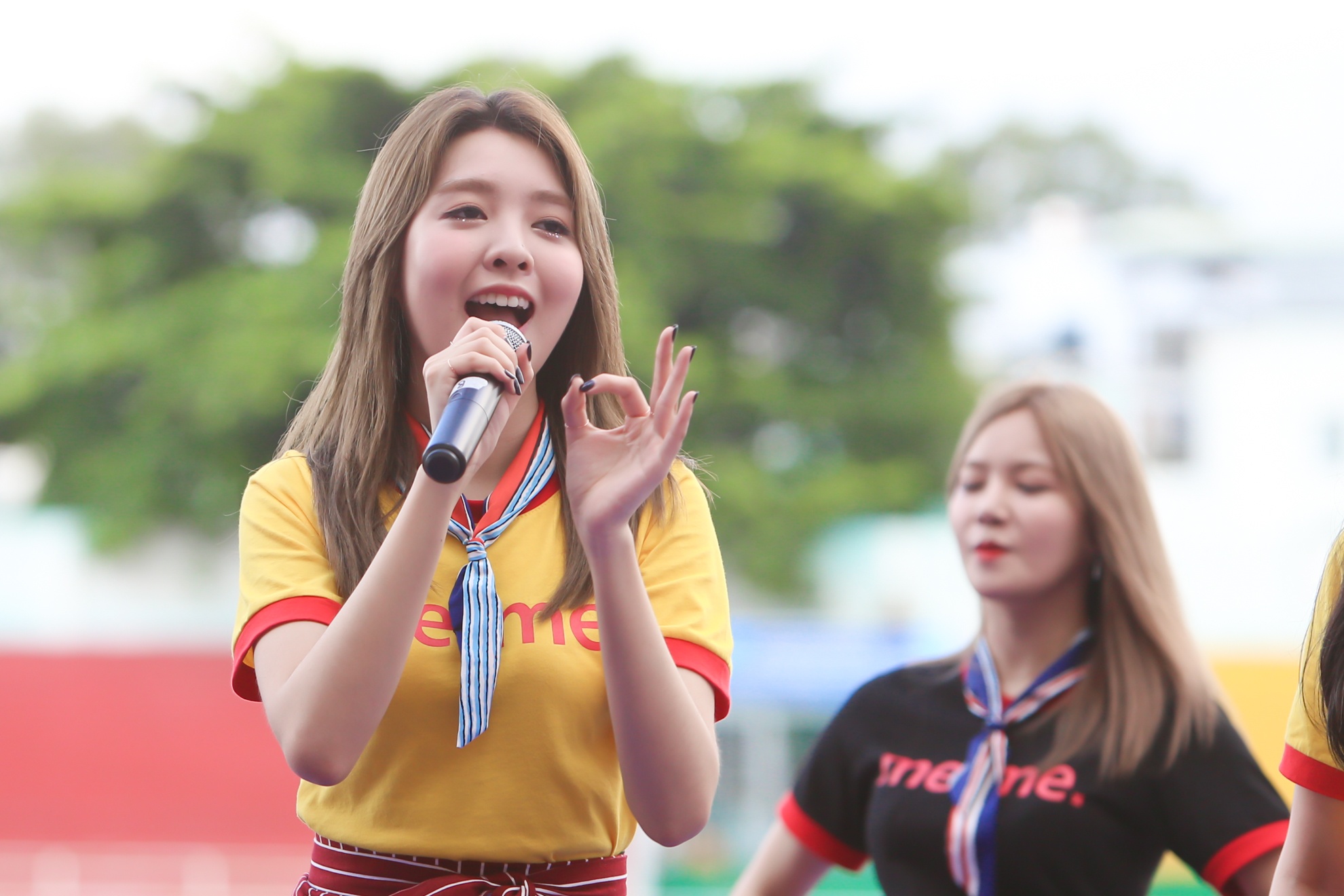 Vu dieu soi dong cua cac co gai xinh dep Berry Good hinh anh