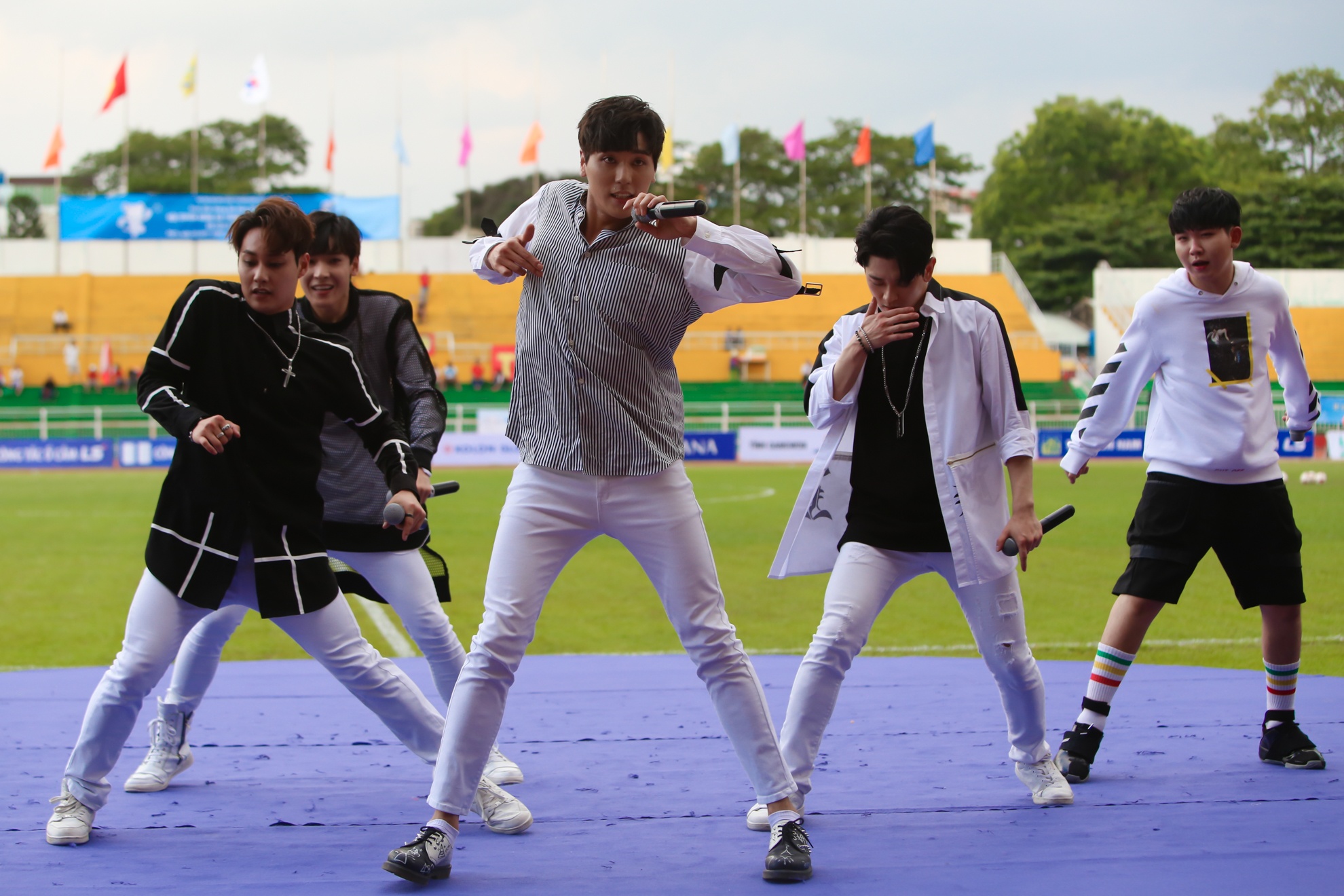 Nhom nhac Han Quoc khuay dong TP.HCM anh 10