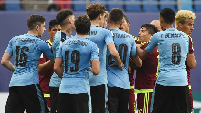 Cau thu U20 Venezuela va Uruguay danh nhau trong khach san hinh anh