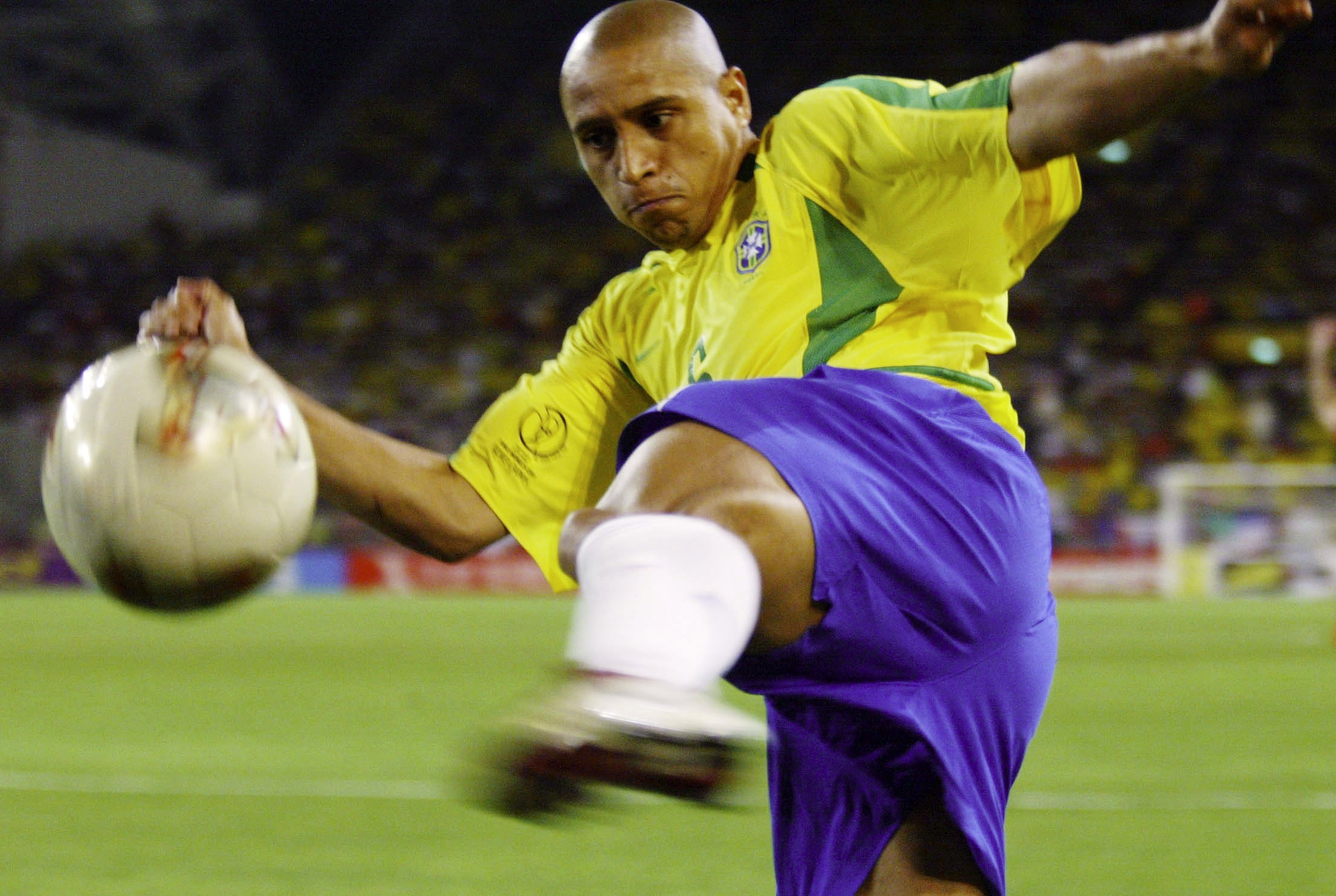 Roberto Carlos bi cao buoc dung doping o World Cup 2002 hinh anh