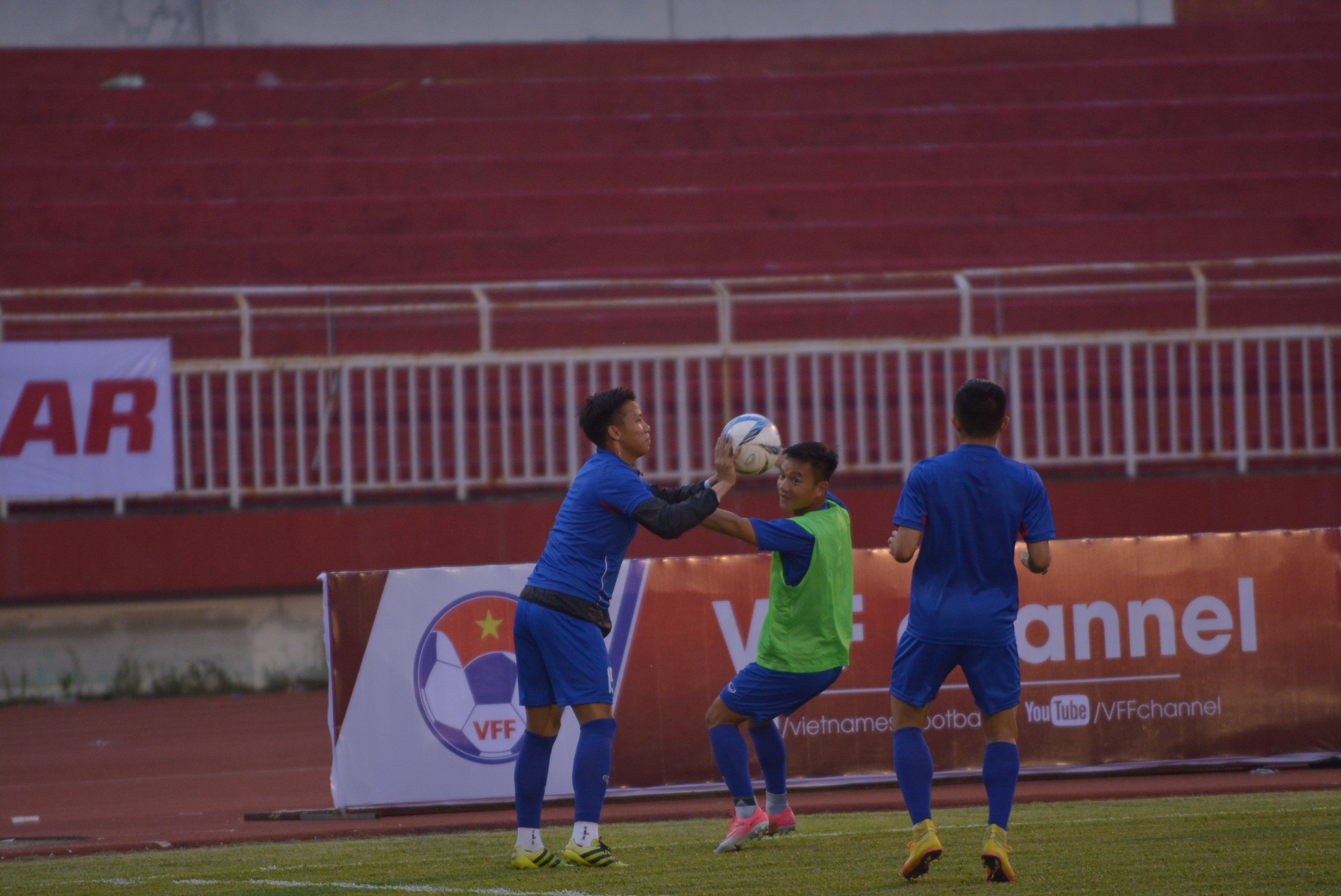 Tuyen Viet Nam choi bong nem truoc gio G hinh anh