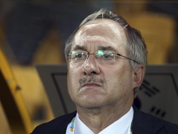 HLV Han Quoc va Qatar mat viec sau cung mot tran dau hinh anh