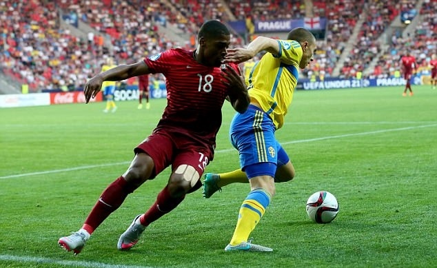 Victor Lindelof tren duong thanh Rio Ferdinand moi anh 4