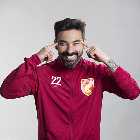 Người Trung Quốc mắng nhiếc ngoại binh đánh sập giấc mơ World Cup ảnh 3 Nguoi Trung Quoc mang nhiec ngoai binh danh sap giac mo World Cup anh 3