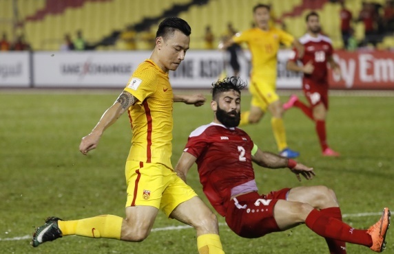 Ngoai binh khien bong da Trung Quoc lun bai hinh anh