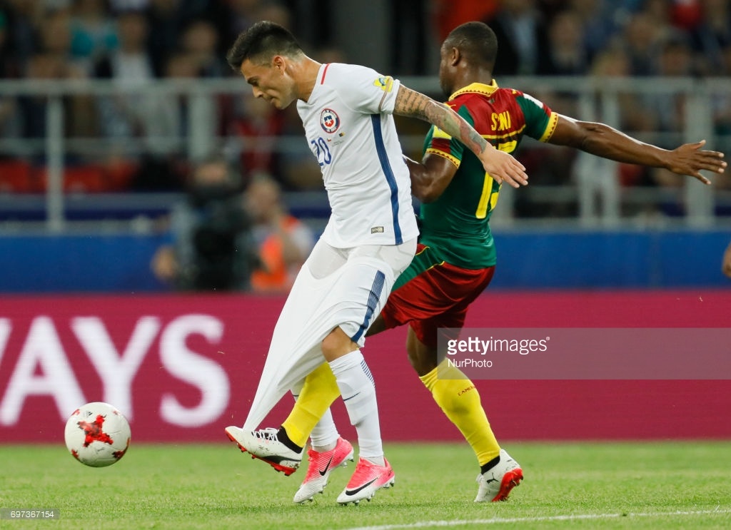 Tinh huong cau thu Cameroon dap bong lam doi thu tut ca quan hinh anh