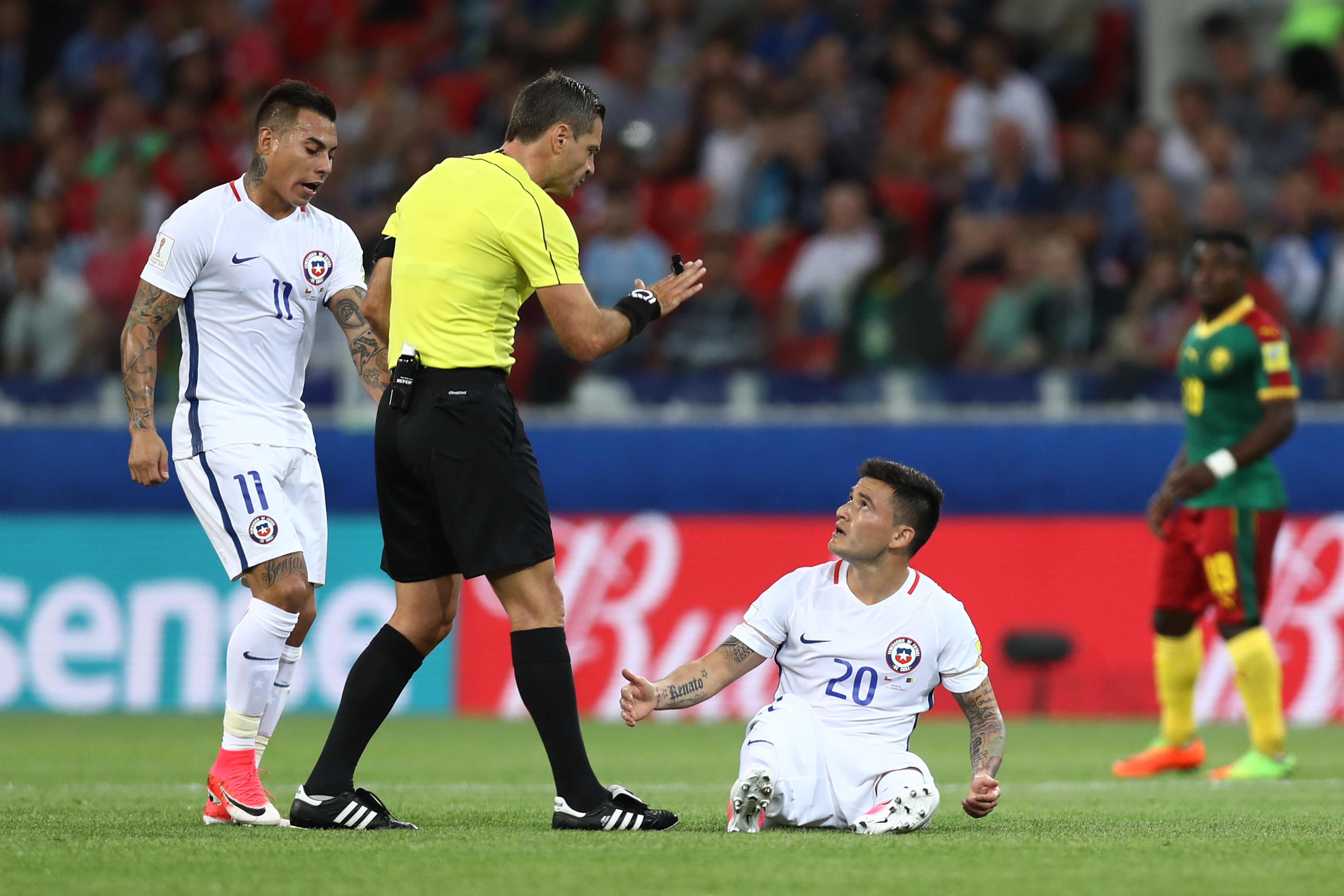 Cau thu Cameroon dap bong lam tut quan doi thu anh 1