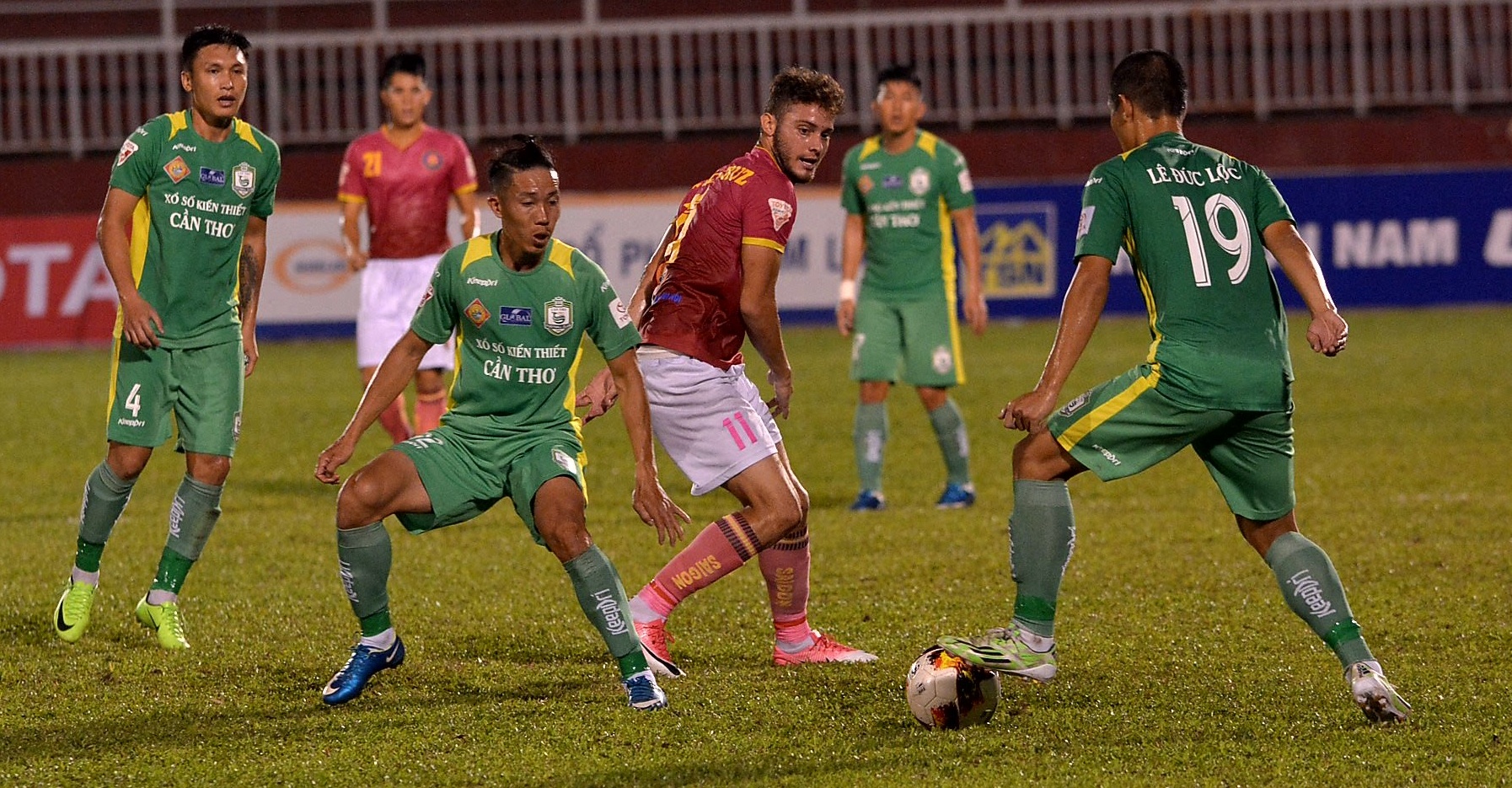 Khan gia Duc nghi gi sau du khan tran dau tai V.League 2017? hinh anh