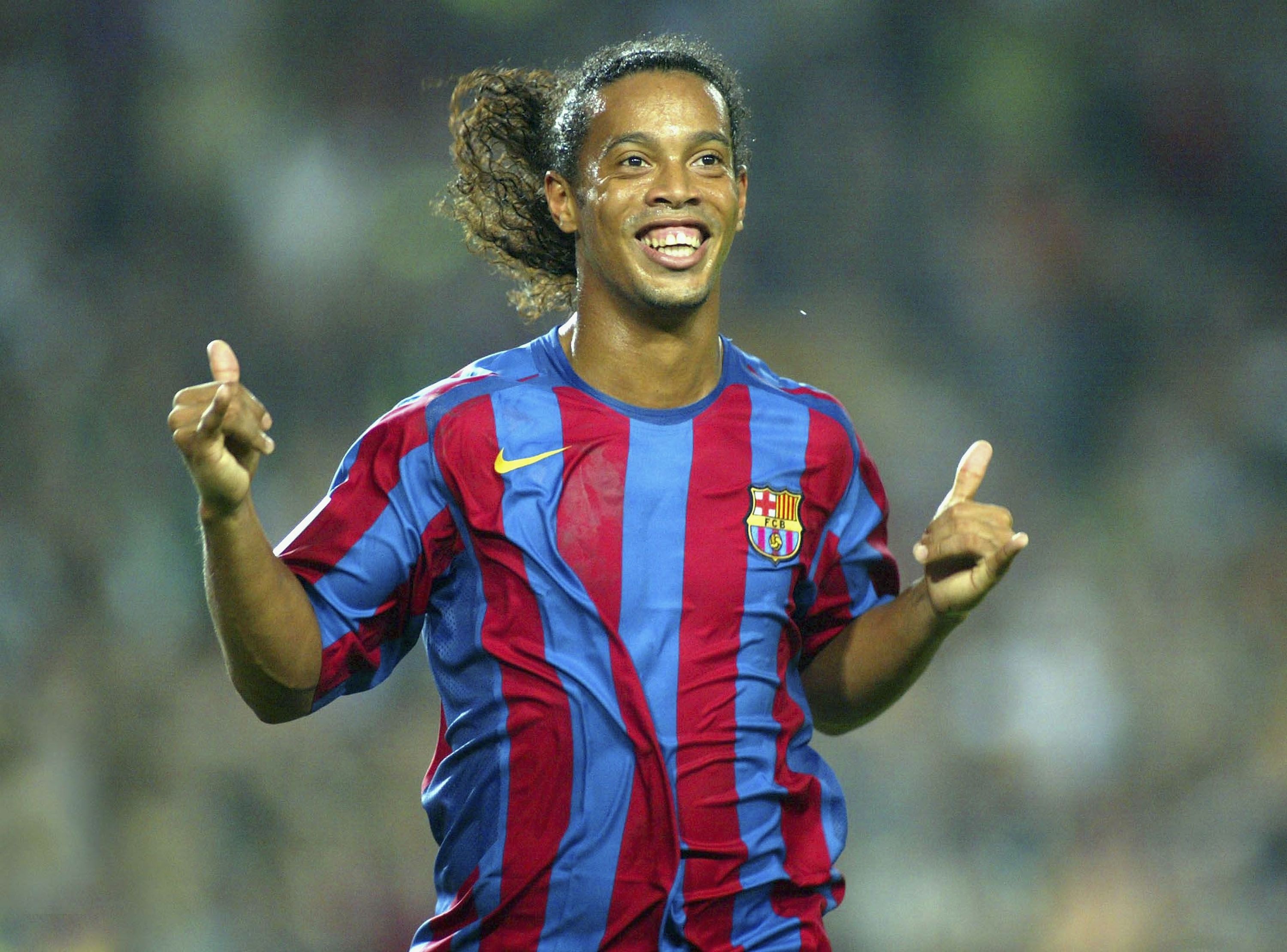 Lo ly do MU khong the co Ronaldinho hinh anh