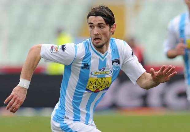 Cau thu choi bong nhieu nam chi voi mot ben phoi hinh anh