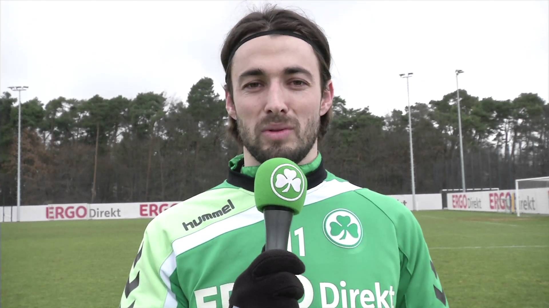 Cau thu choi bong nhieu nam chi voi mot ben phoi anh 1