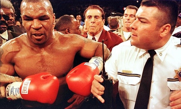 Tron 20 nam khoanh khac kinh di Mike Tyson can tai Holyfield anh 13