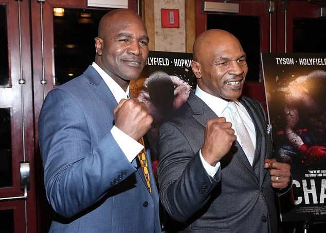 Tron 20 nam khoanh khac kinh di Mike Tyson can tai Holyfield anh 14