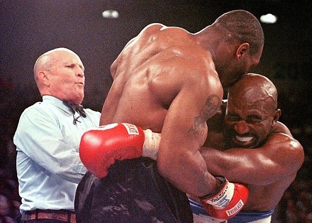 Tron 20 nam khoanh khac kinh di Mike Tyson can tai Holyfield anh 2